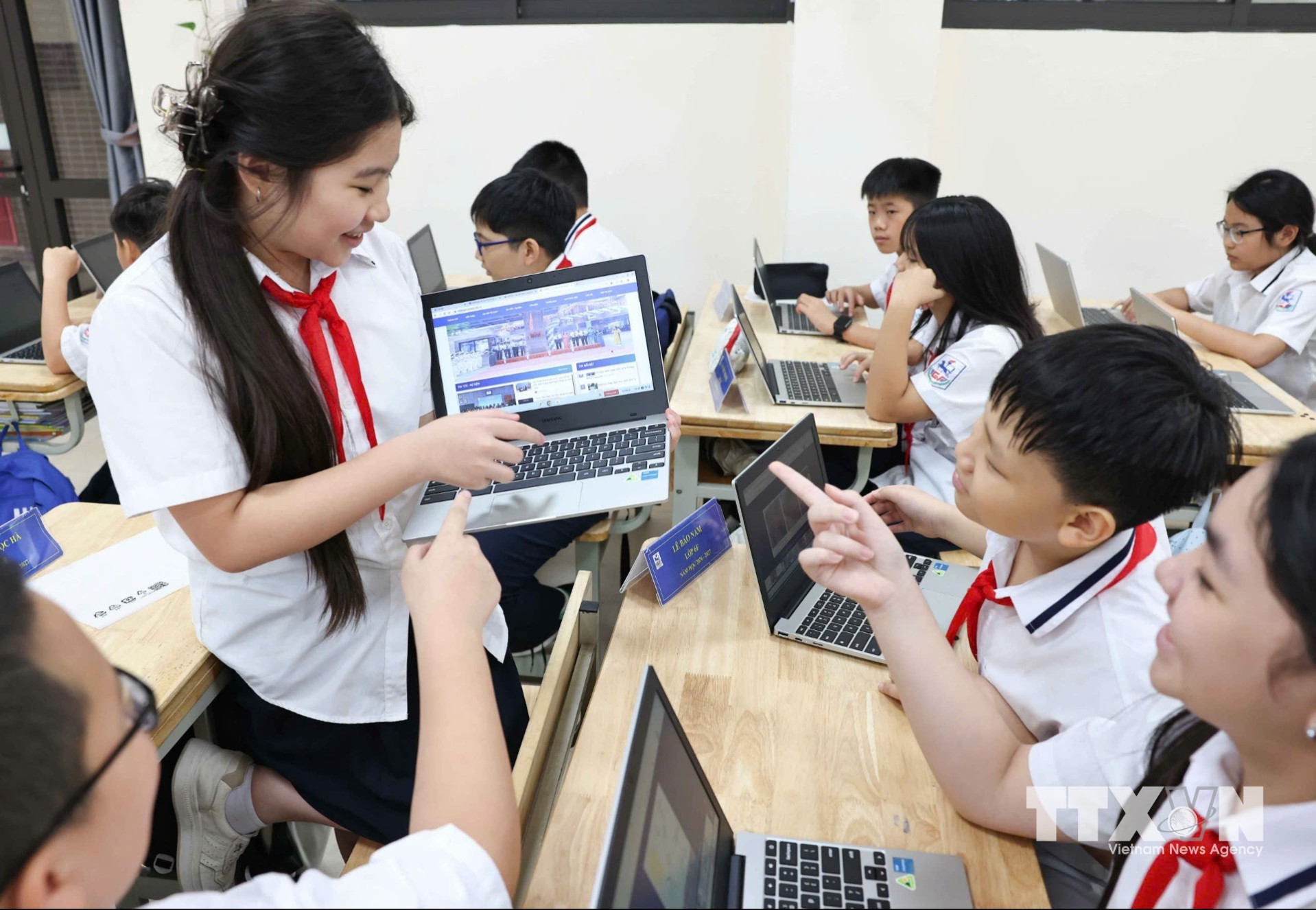 Lớp học trở nên sôi nổi hơn nhờ các trò chơi học tập. Những học sinh rụt rè, ít khi giơ tay phát biểu trong lớp truyền thống lại tỏ ra rất tích cực khi được tương tác qua các trò chơi, các ứng dụng học tập. (Ảnh: Thanh Tùng/TTXVN)